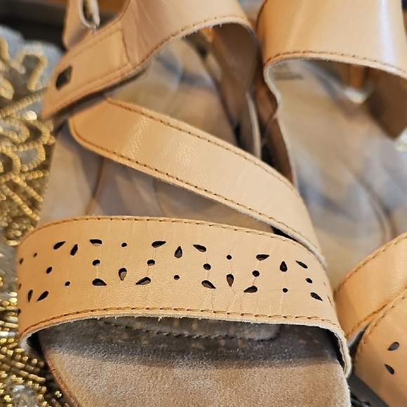 Earth Origins Tan Sandals - Picture 5 of 11